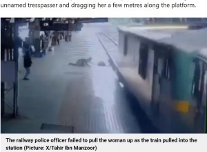 線路内に侵入し、ホームによじ登ろうとする女性。すぐ近くに電車が迫っており、鉄道保安部隊の男性が救出しようと駆け寄った(『Metro.co.uk 「Woman crushed by high-speed train narrowly saved by police officer」(Picture: X/Tahir Ibn Manzoor)』より)