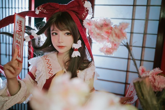 どうですか?」622が『東方Project』博麗霊夢のコスプレ披露