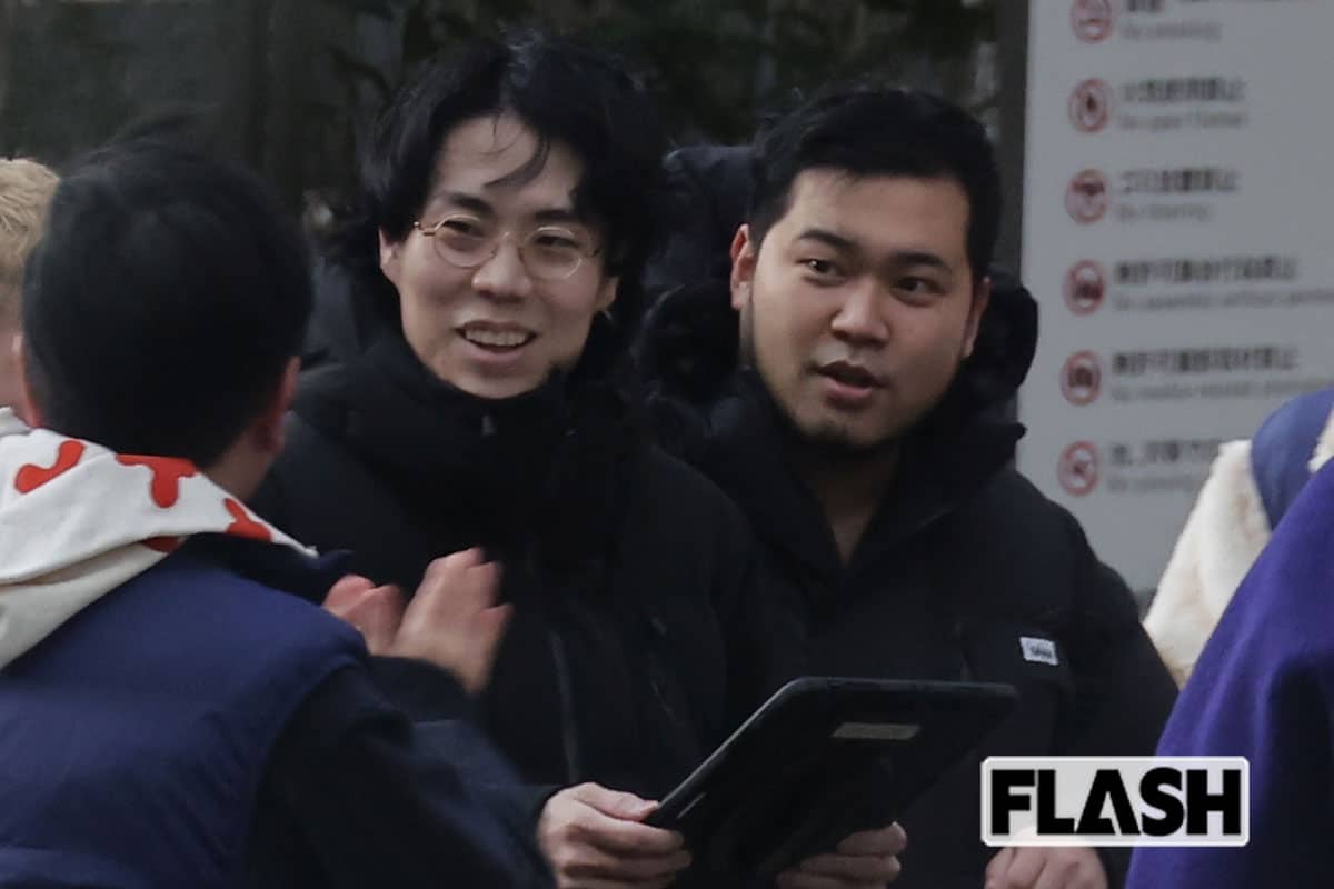  令和ロマンの松井ケムリ（右） 