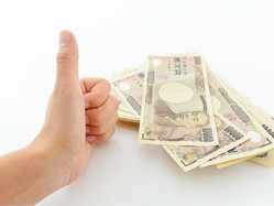  低金利時代に自分のお金を目減りさせないためには、自分の銀行口座から他行へお金を振り込む時に高い手数料をかけないことが鉄則。銀行窓口で他行宛てに振り込むと手数料が800円超ですが、ネットを利用して振り込むと手数料もタダになったり、お得になることもあります。 