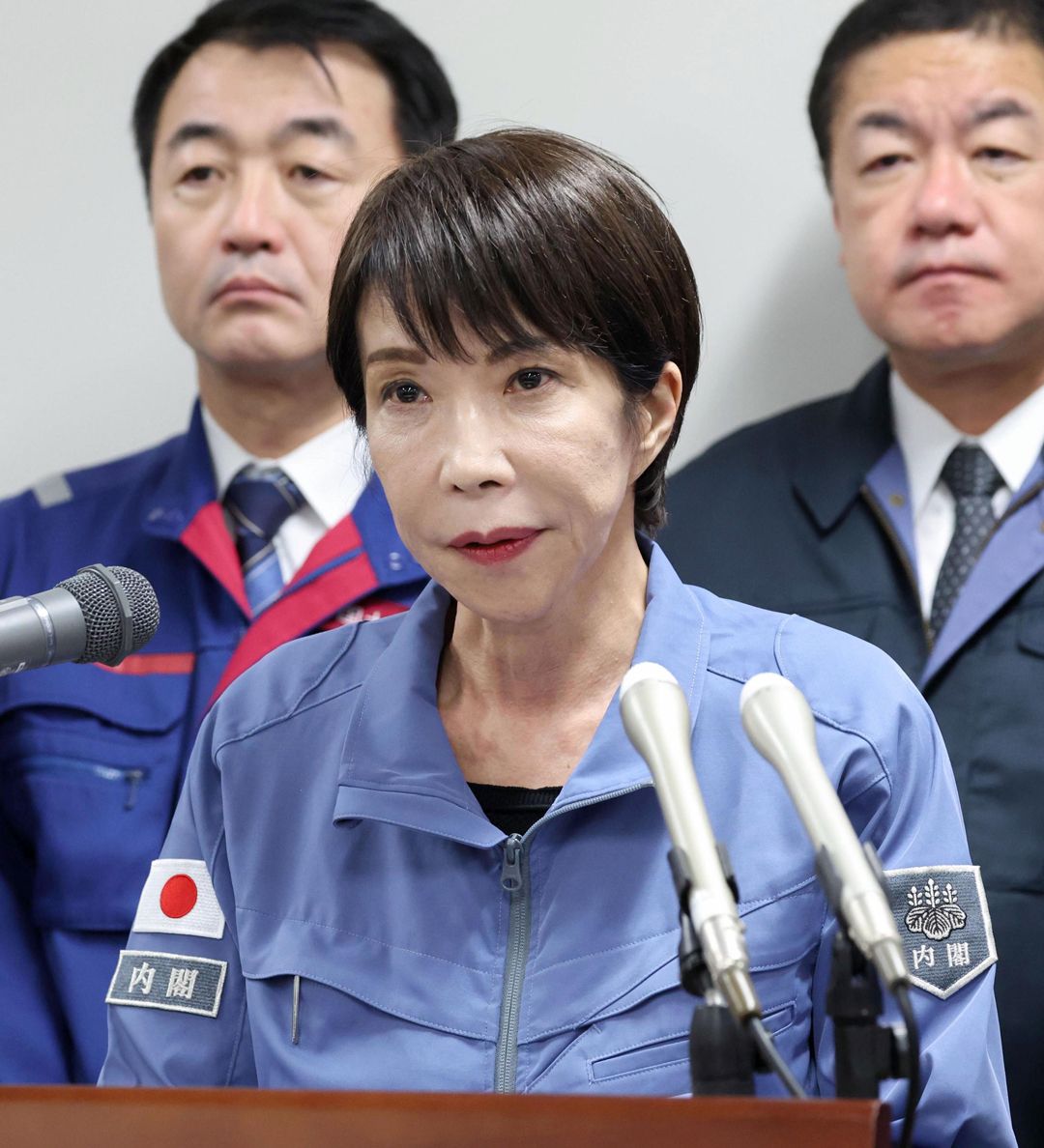 記者団の取材に応じる高市首相＝2025年12月7日午後、石川県輪島市（代表撮影）