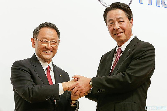 トヨタの豊田章男社長(左)とマツダの小飼雅道社長