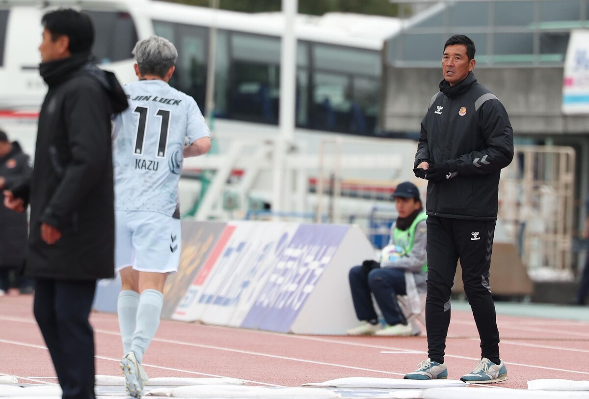 三浦知良を迎える福島・寺田周平監督（撮影・金田祐二）