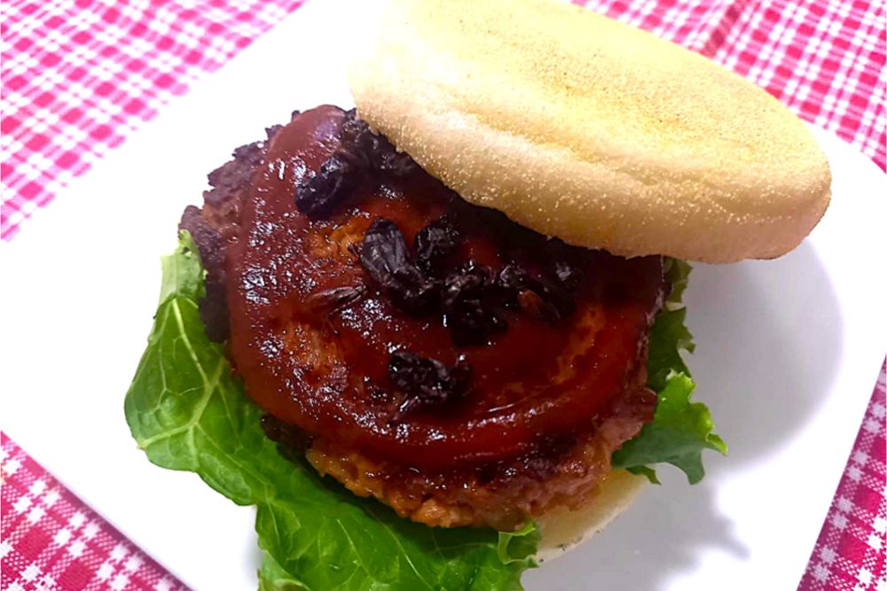 イングリッシュマフィンのコオロギハンバーガー　昆虫食写真/内山昭一さん提供