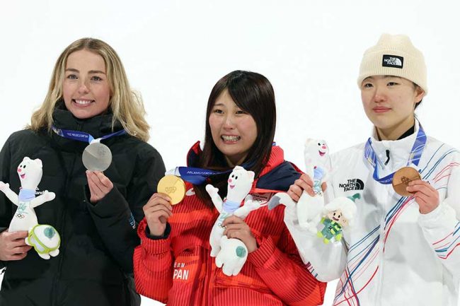 スノーボード女子ビッグエアのゾイ・サドフスキシノット、村瀬心椛、ユ・スンウン（左から）【写真：ロイター】 