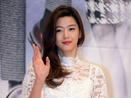 星から来たあなた の女優チョン ジヒョン 財閥副会長との異色のツーショットが話題に ライブドアニュース 星から来たあなた の女優チョン ジヒョン 財閥副会長との異色のツーショットが話題に ライブドアニュース