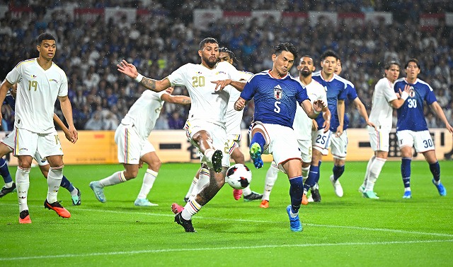 球際で激しく競り合う渡辺剛。写真：金子拓弥（サッカーダイジェスト写真部）