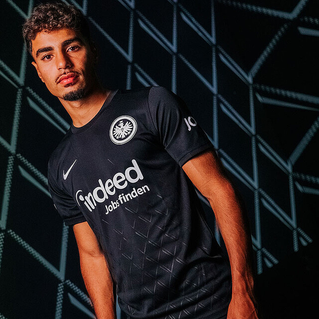 フランクフルト、“初のCL”に向けた漆黒の新ユニフォームを発表