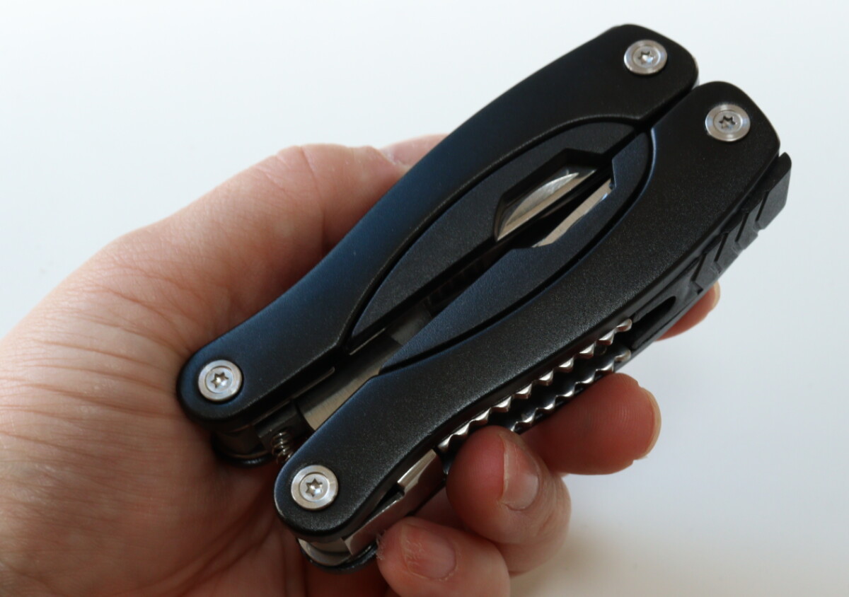  100均にすっごい商品出てるよ！1個で14役なのに500円？！万能工具が格安だった 