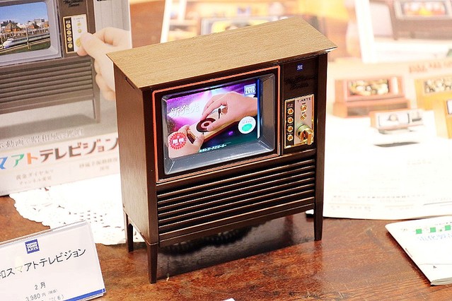 昭和のテレビ、ラジカセ、レコードプレーヤーが実際に使えるミニチュア