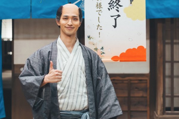  クランクアップ時の横浜流星（べらぼう公式インスタグラムより） 