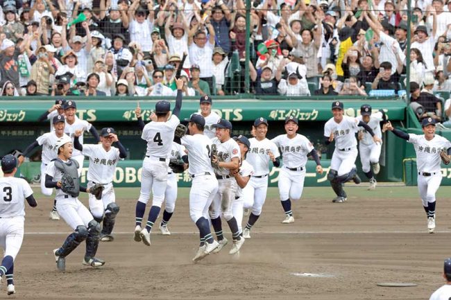 初優勝を決め、歓喜する沖縄尚学ナイン【写真：スポーツ報知/アフロ】