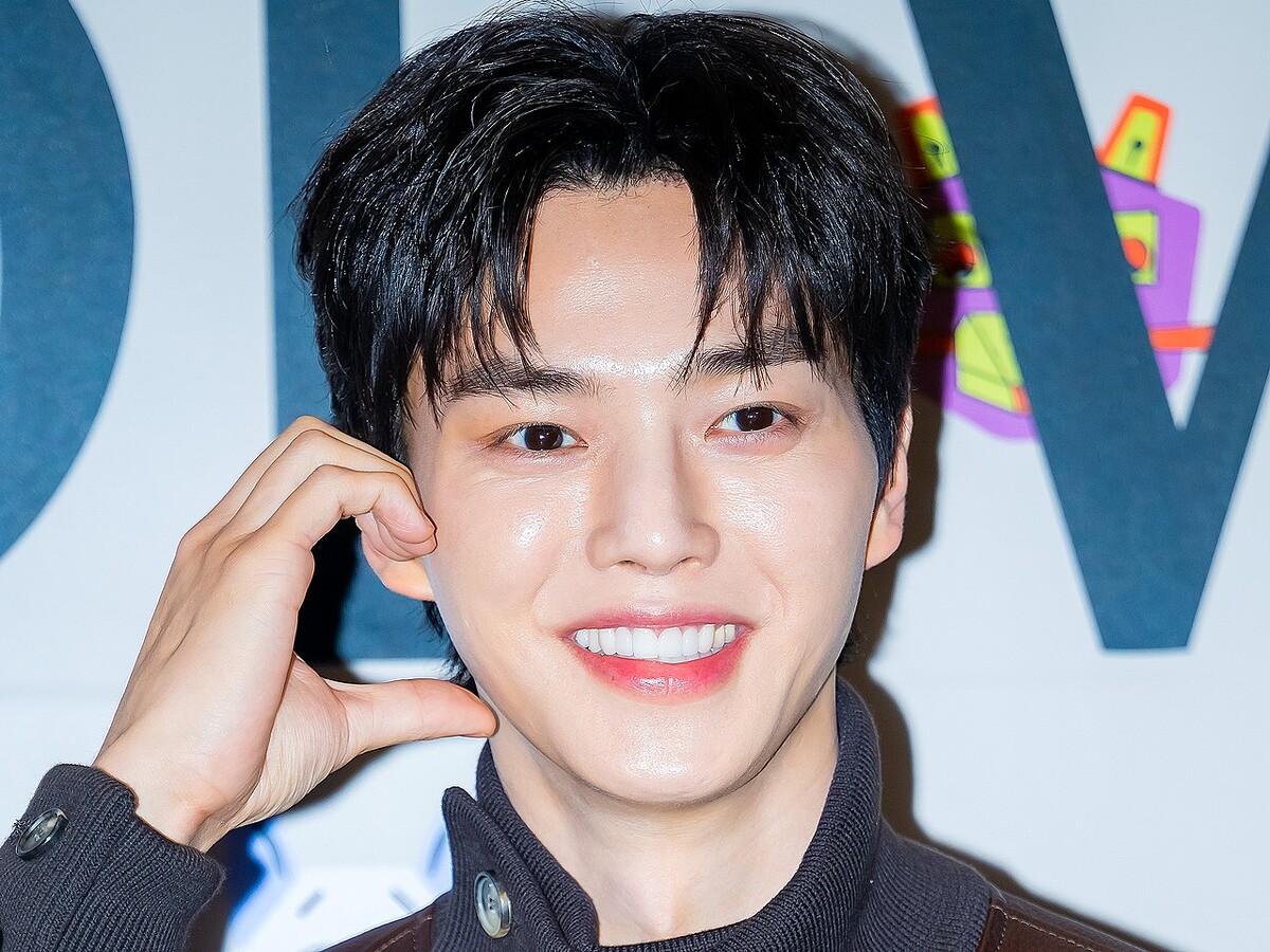 俳優ソン・ガン、186cmの抜群スタイルに視線集中！シックなレザー