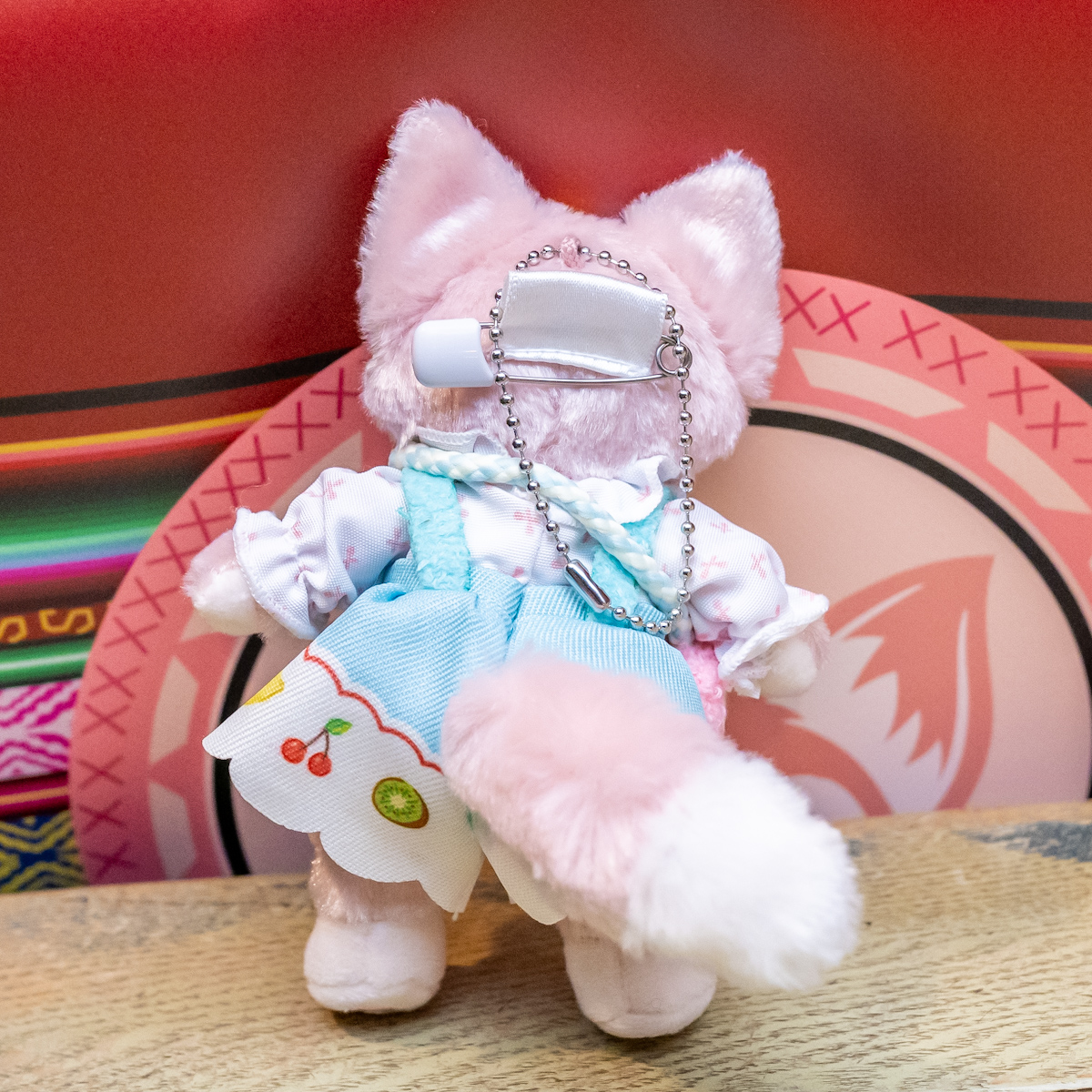 リーナベルピンクの雪の衣装を着たぬいぐるみバッジ