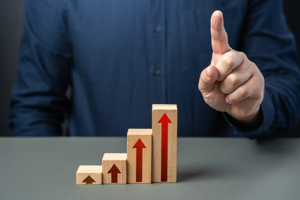 結婚を考えている彼氏が公務員です。「安定している」と聞く一方で、年収はそこまで高くない印象です。公務員の年収はどのくらい伸びるのでしょうか？