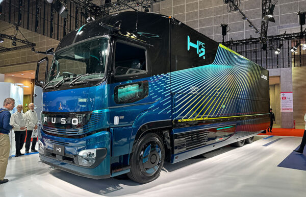 JMS2025に出展された液体水素で動く燃料電池車「H2FC」(布留川 司撮影)