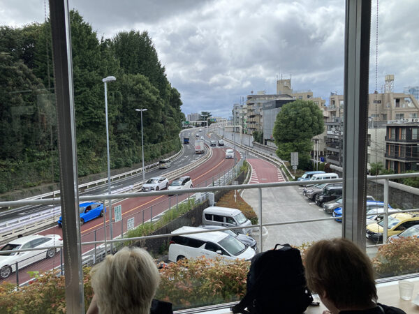 首都高本線を望む代々木PAの食堂（グルメ満二郎撮影）。