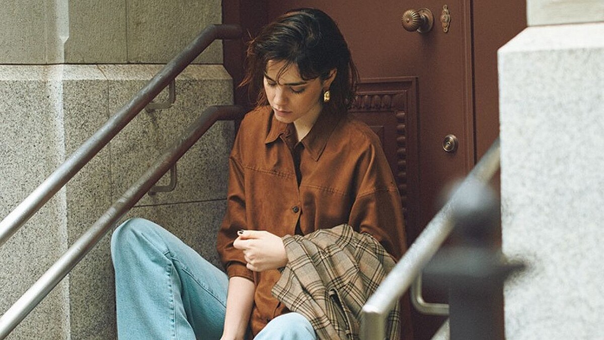 アウターを着ても脱いでも「どちらもいける」長く使えるトップスの選び方