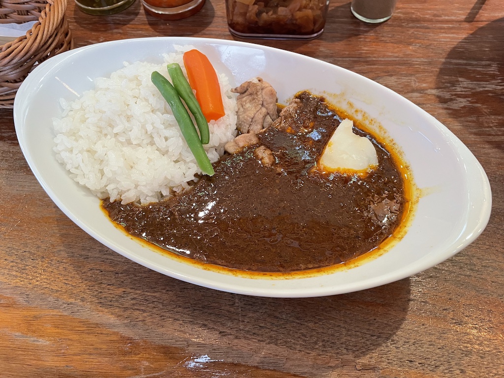
			名店「ベンガル」仕込みのチキンカレーを新宿ゴールデン街で。昼営業のみの注目店がオープン
		