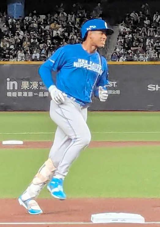 　５回、中越え２ランを放ち、三塁を回る万波