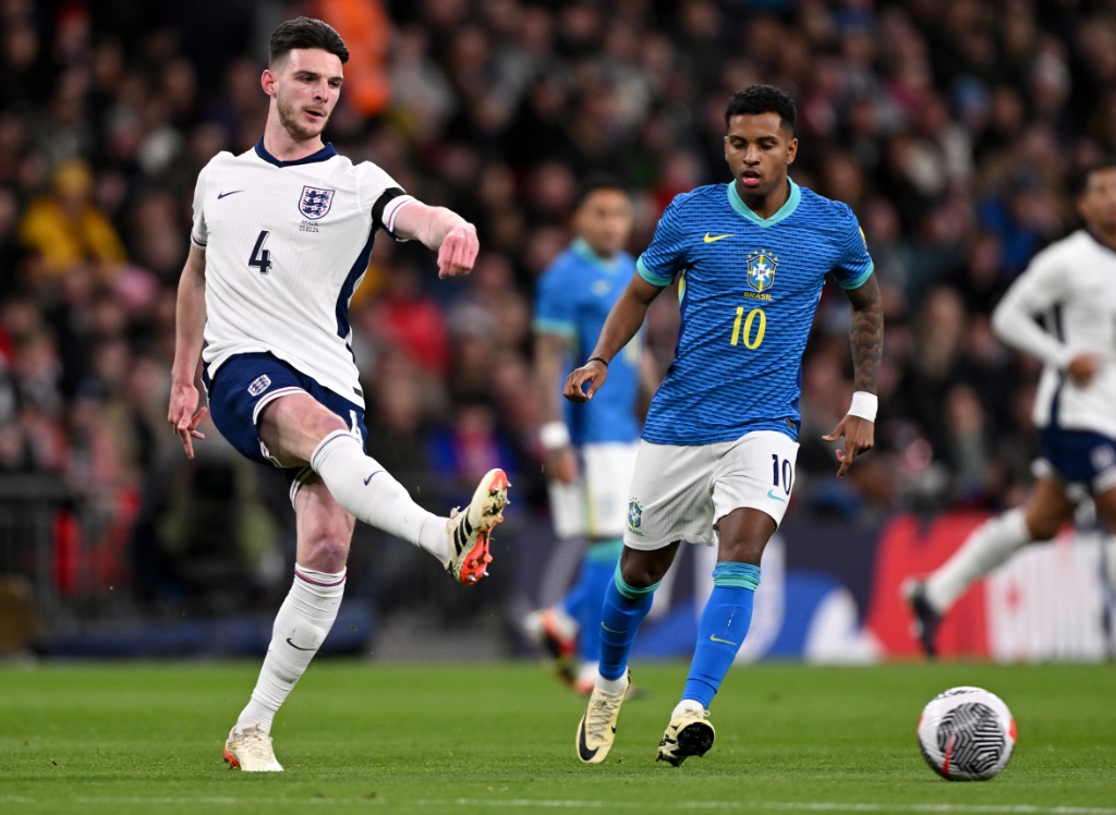 ブラジル代表4名サインボール(ネイマール、ダニーロ、ガンソ、エラーノ