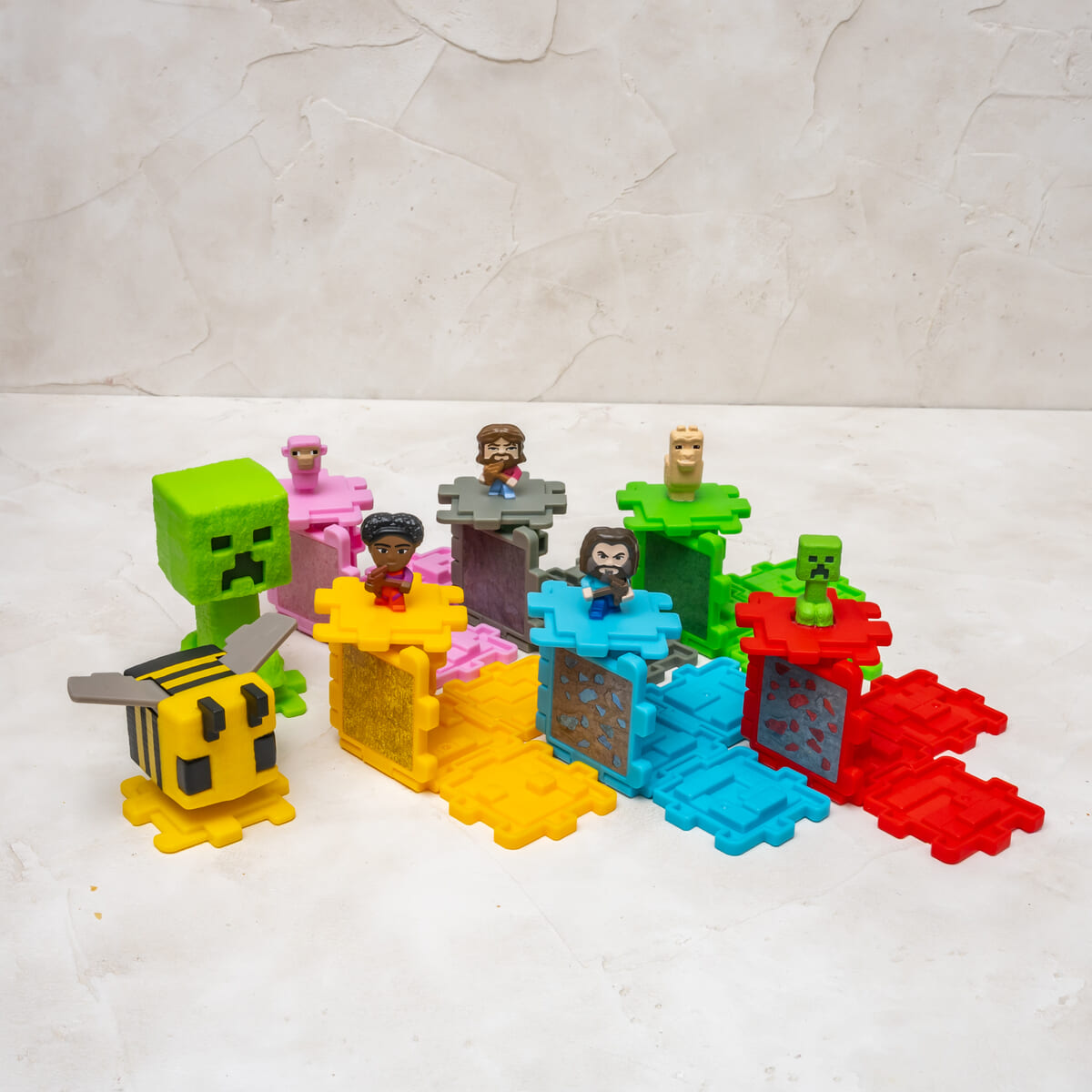 クリーパーのフィギュアや映画キャラクターが出現するブロック