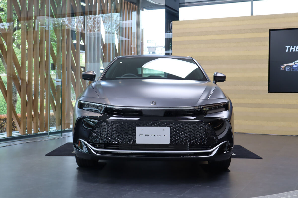新型「クラウン」にマットな特別仕様が登場! トヨタがコーティングまで