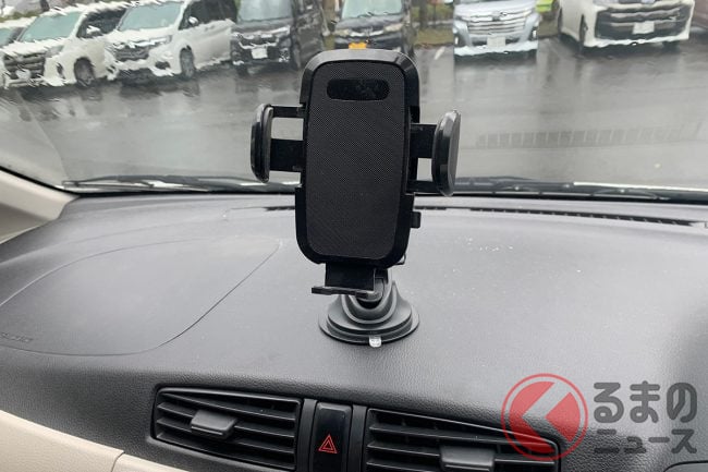 「ながらスマホ」は違反?ダッシュボード設置の落とし穴とは