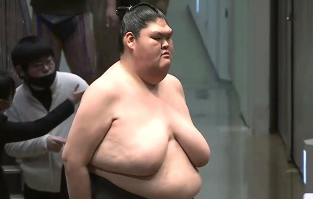 140キロの京の里 色白ほっそり美脚に「ギャップすごい」の声