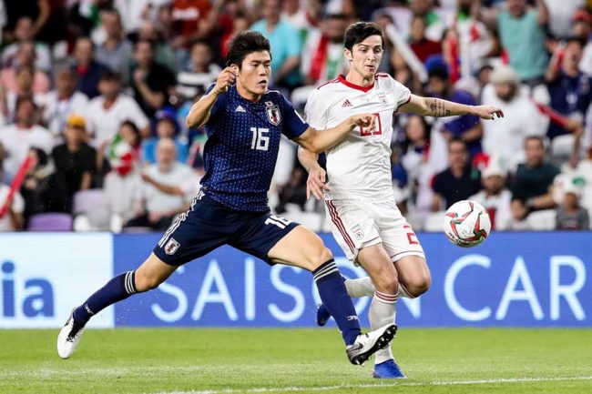 2019年の前回大会で冨安健洋と競り合うイランのサルダル・アズムン（右）【写真：Getty Images】