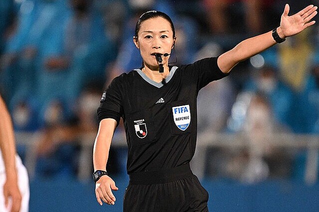 「凛々しくてかっこよかったです!」W杯初の女性審判、山下良美主審の帰国報告にファン称賛「日本人として誇りに思いましたよ!」【W杯
