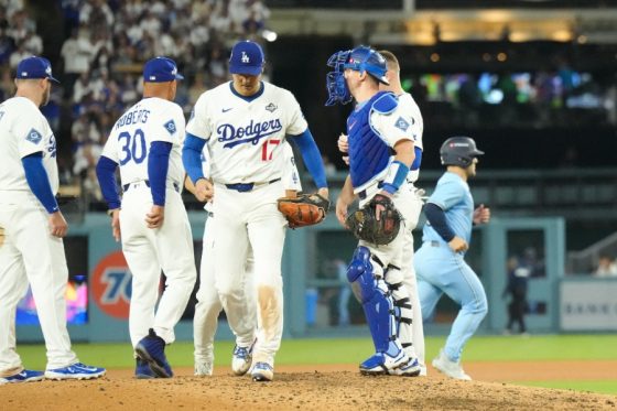マウンドから降りるドジャース・大谷翔平【写真:ロイター】