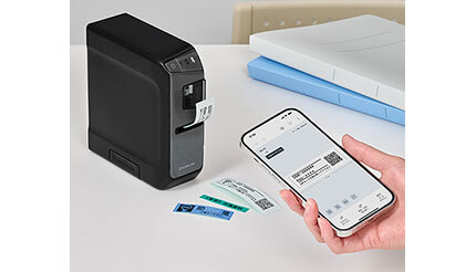 乾電池でも動く PC・スマホで簡単ラベル作成 キングジム「テプラ」に新モデル
