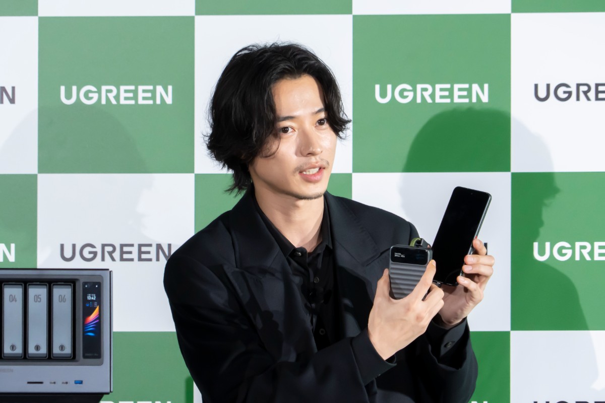 山崎賢人も絶賛のモバイル充電器