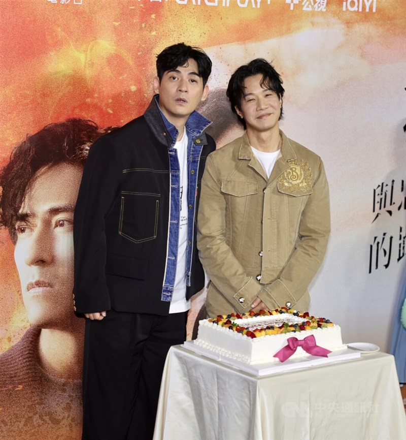 台湾ドラマ「悪との距離2」のプレミア上映記者会見に臨む俳優のヴィック・チョウ（左）とシュエ・シーリン。ケーキはもうすぐ誕生日の2人のためにスタッフらが用意した＝6月4日、台北市