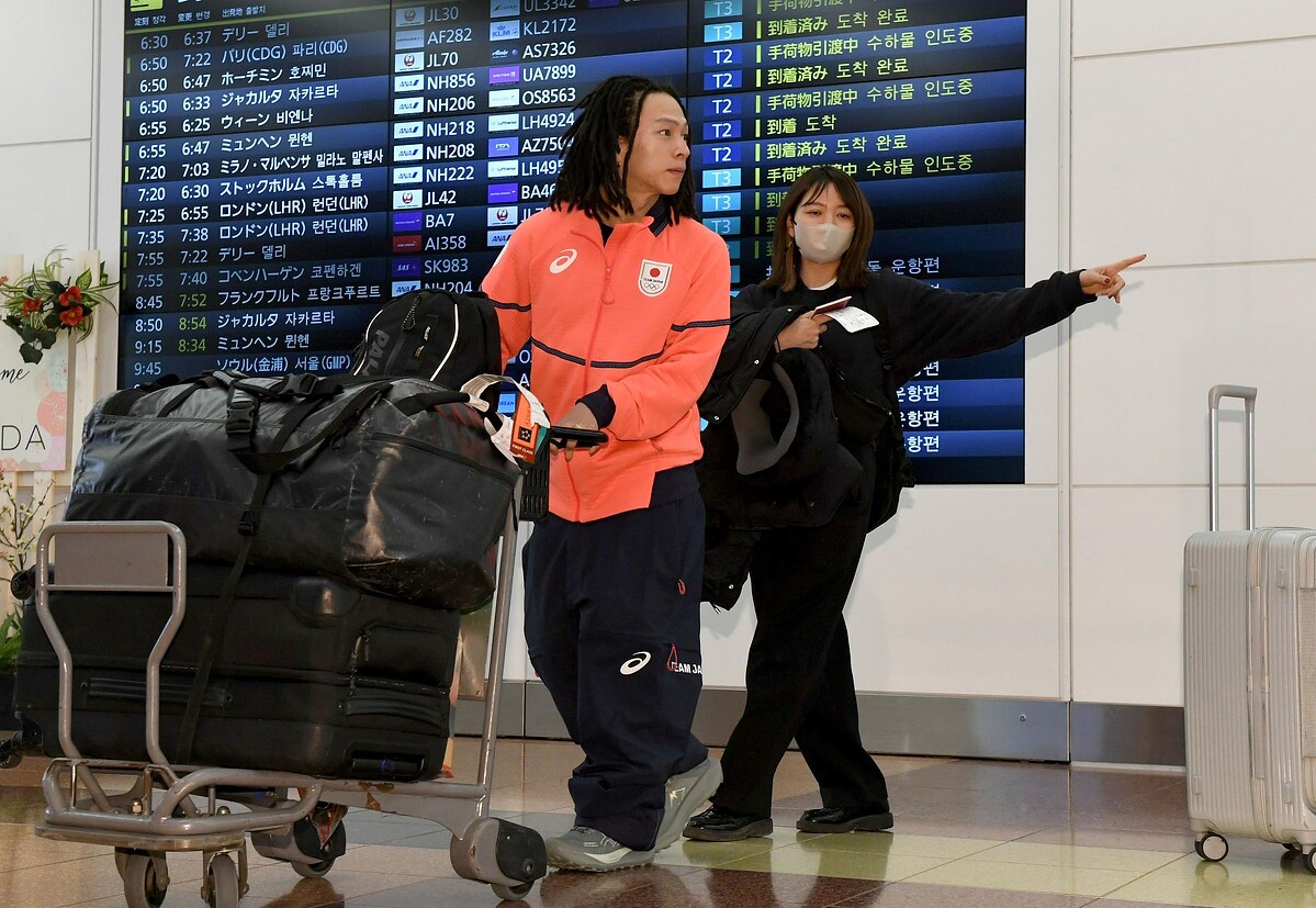 帰国した平野歩夢（撮影・佐藤厚）