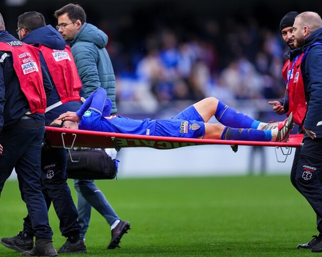オセール戦で負傷し、担架で運び出される南野。(C)Getty Images