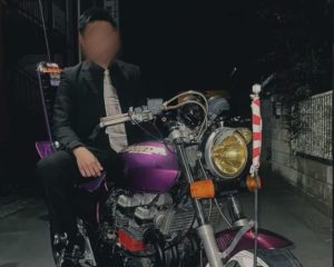 現役暴走族のルイさん（仮名・16歳）。普段は原付バイクを主に乗っているが、先輩の愛車を借りて決めている