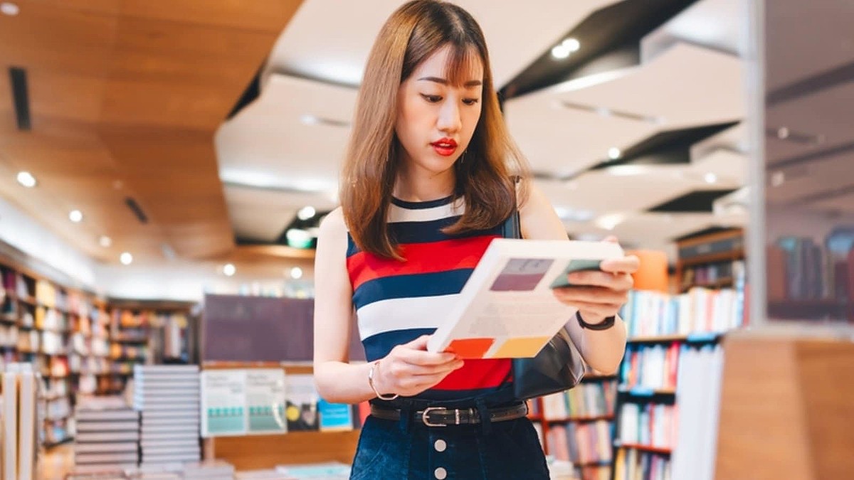 女子中学生がガラガラの店内で「相席」希望、本屋で股間を触る男…声をかけられた理由は何だったのか？ SNSで広がる“実はSOS”体験談
