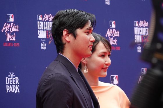レッドカーペットに登場したドジャース・大谷翔平(左)と真美子夫人【写真:編集部】
