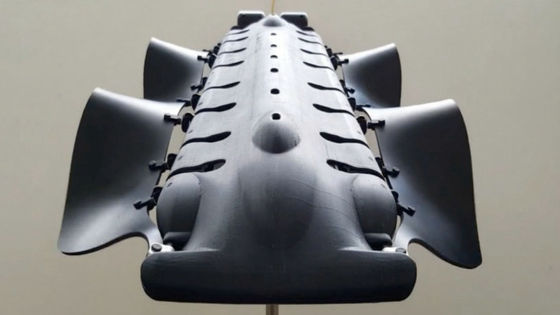 「イカ型潜水ドローン」が誕生、ウネウネ動くヒレで水中を泳ぐように移動