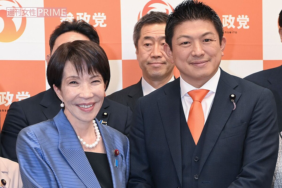 高市早苗首相と握手を交わす参政党・神谷宗幣代表