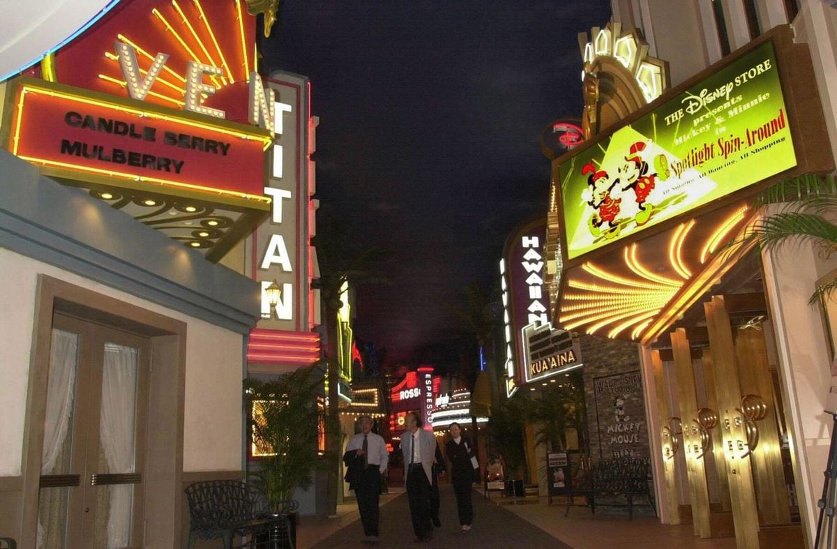 新タイプの複合商業施設「イクスピアリ」内にある16スクリーンを持つシネマコンプレックス（＝2000年7月4日、千葉県浦安市）