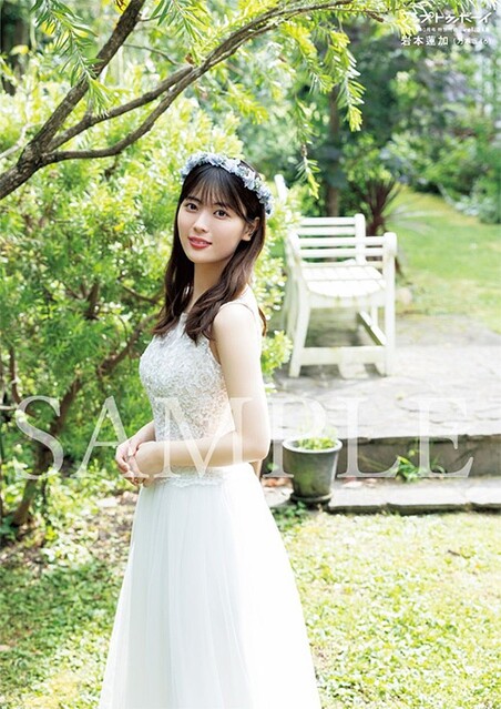 乃木坂46岩本蓮加、白いドレス姿披露 掛橋沙耶香はレトロな浴衣で