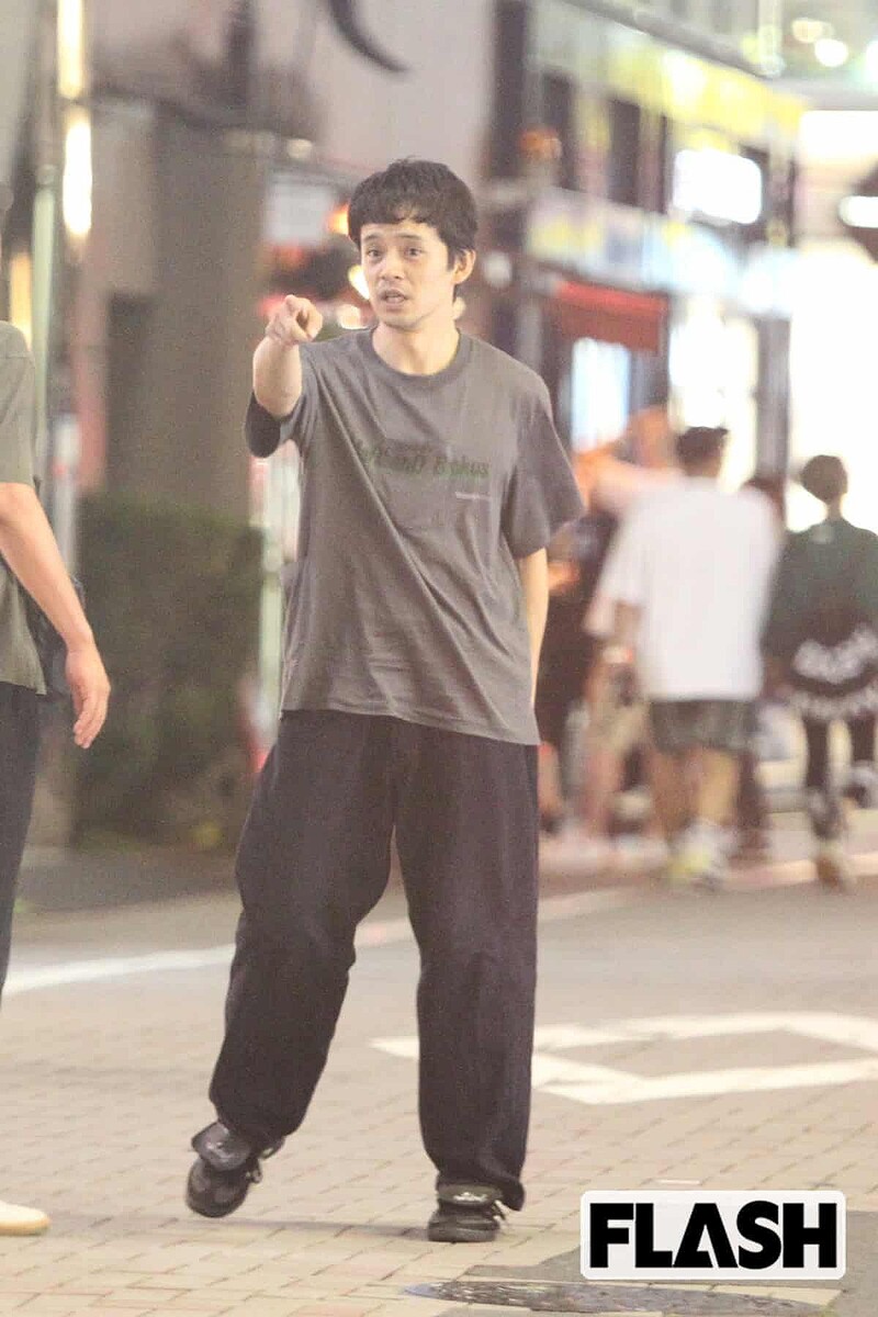  銀座を歩く池松壮亮（写真・金谷千治） 