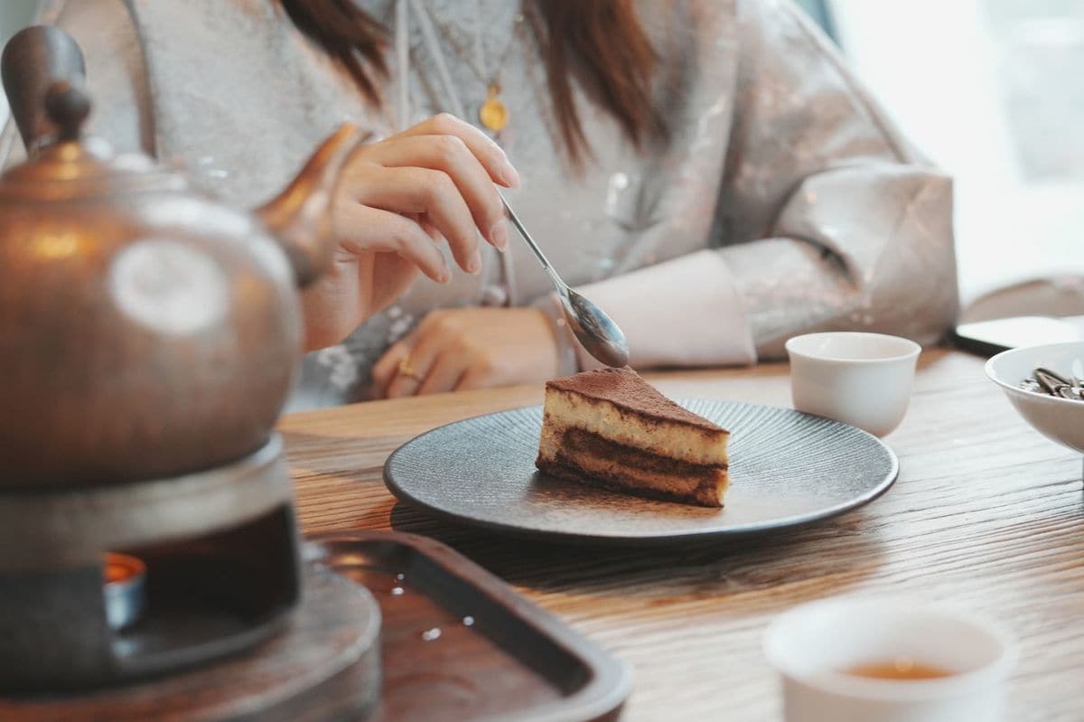 カフェでケーキを食べる女性