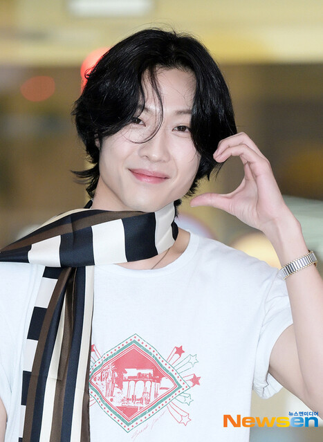 PHOTO】イ・ジョンウォン、海外スケジュールのためドイツへ出国…爽やか