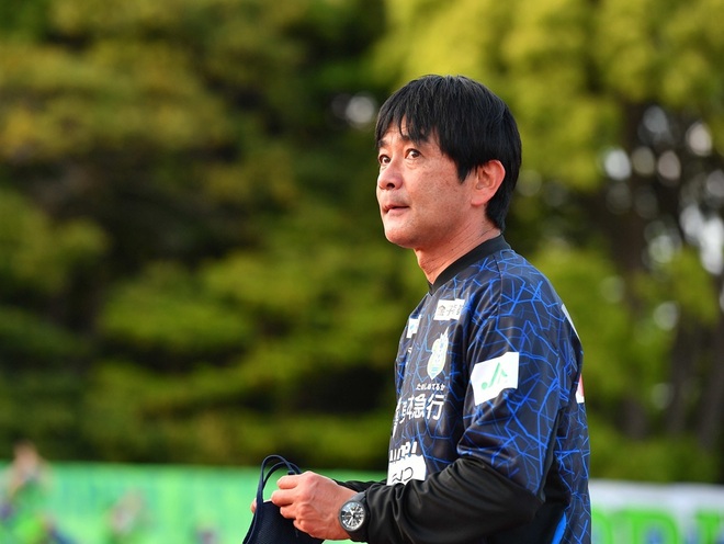 中国を予選突破に導いた浮嶋監督。※写真は湘南時代　(C)SOCCER DIGEST