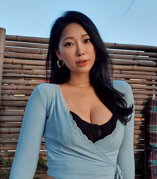 美しすぎるイラストレーター 寝そべっても弾力を失わない膨らみ を見せつけてしまう ライブドアニュース