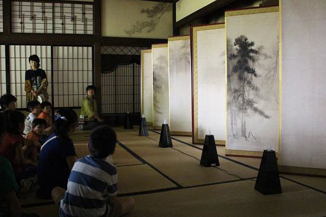 東京国立博物館でのワークショップ「屏風体験!」実施風景(同社発表リリースから)